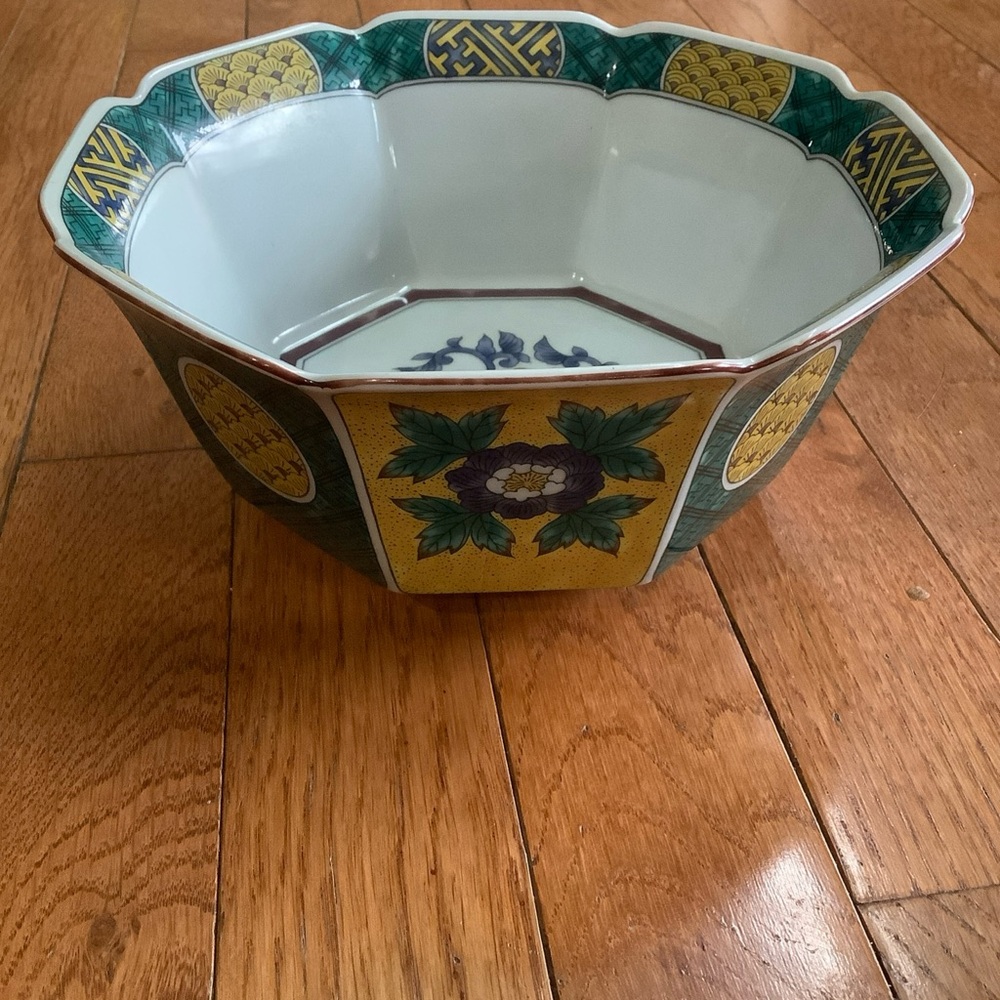 Japanese Kutani ware Oyama-zukuri colored peony octagon Bowl Shōzan Kiln